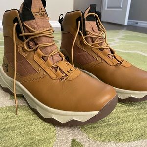 Under Armour men’s hiking boots, perfect condition!